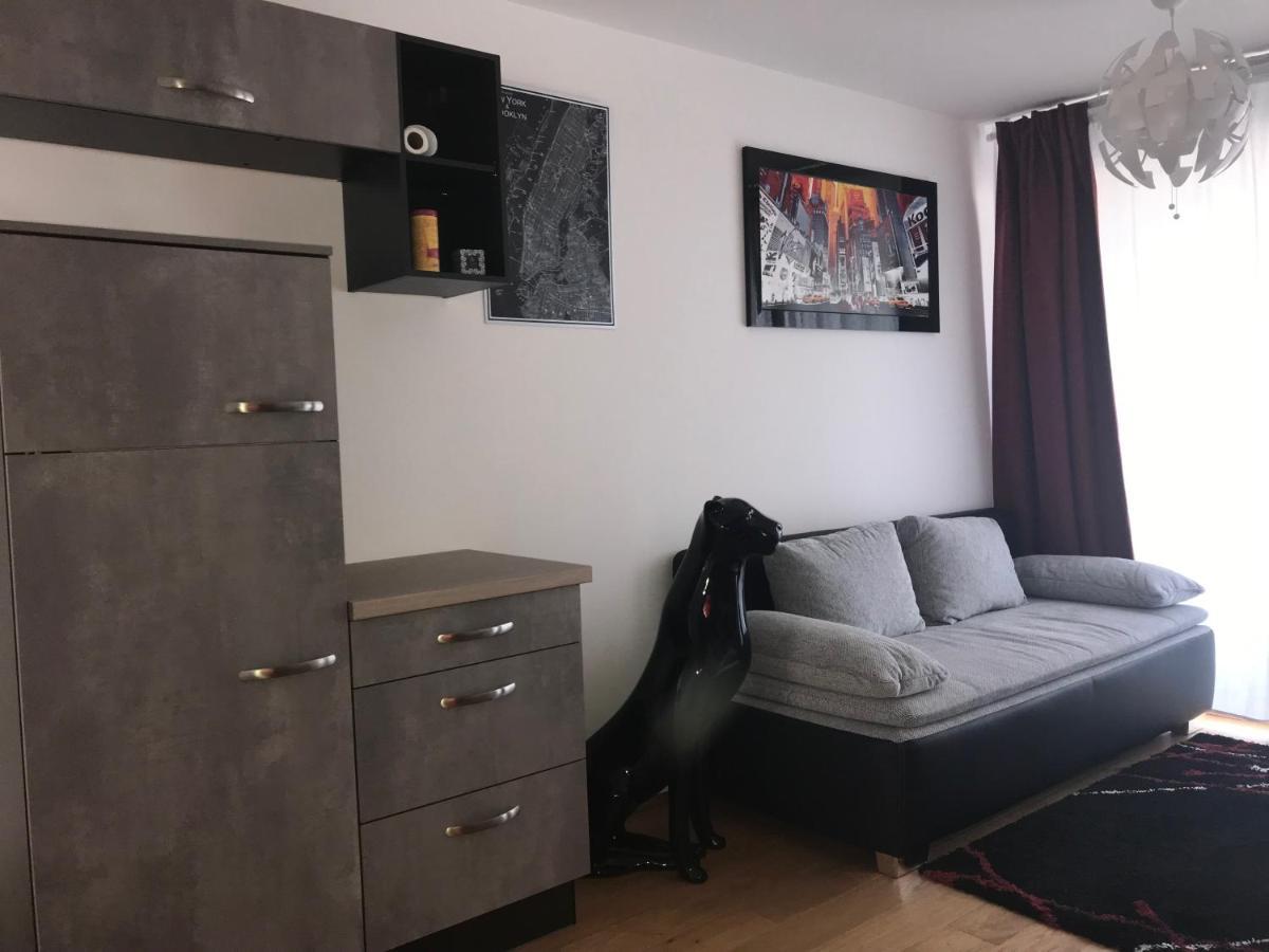 Red Flower Apartment With Pool - 5 Min To Lake Vienna Exterior photo