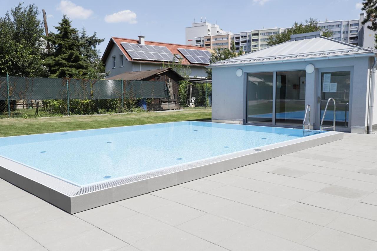 Red Flower Apartment With Pool - 5 Min To Lake Vienna Exterior photo